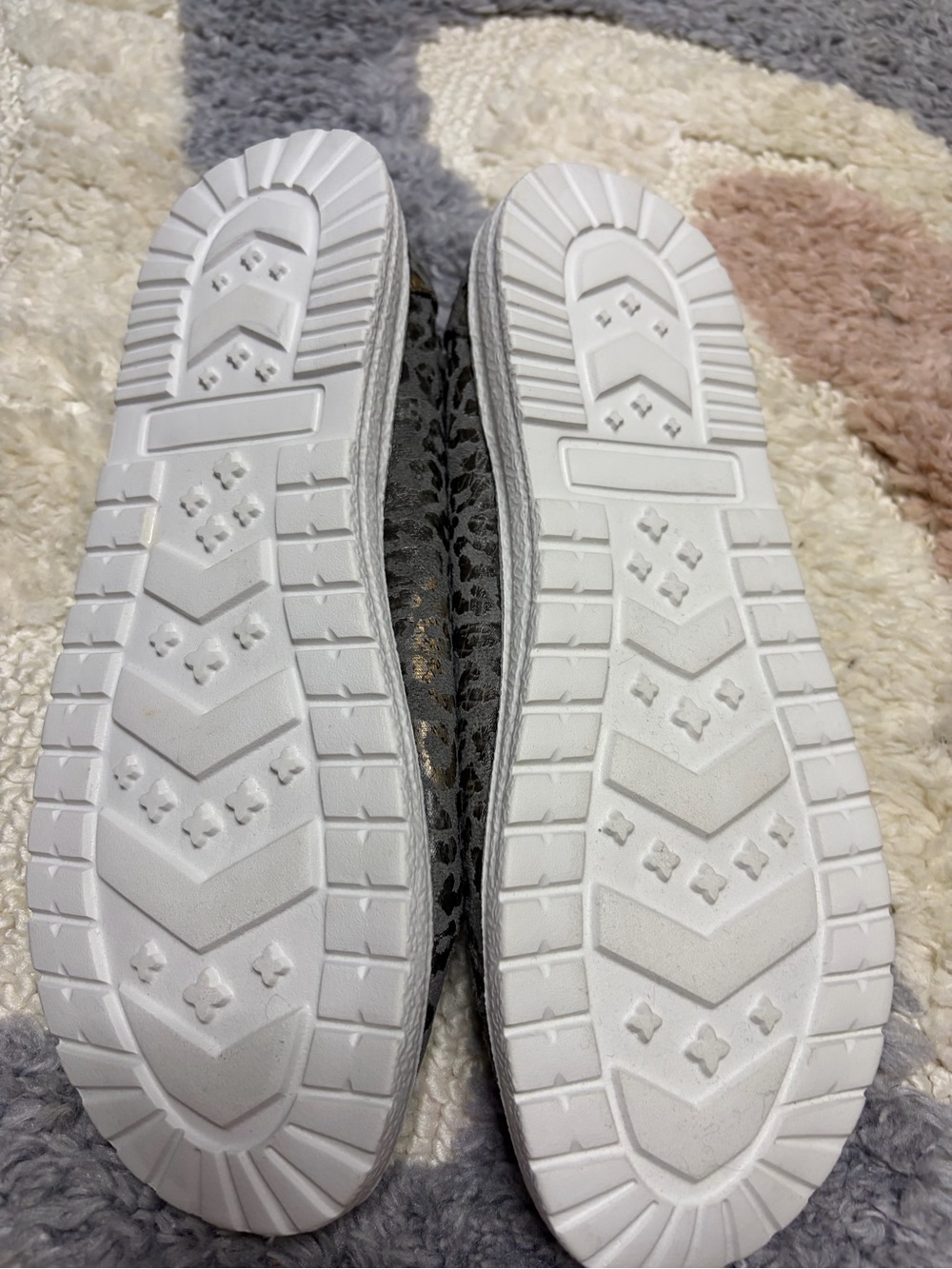 Gypsy Jazz Women’s Gray Leopard Slip-On Sneakers with Gold Accents. Size 9.5 - Picture 4 of 6